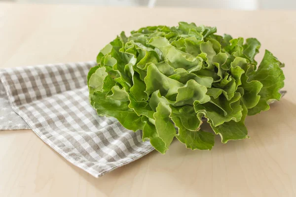 Rijpe biologische groene salade Romano op een houten tafel. — Stockfoto