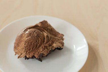 Ahşap masa arka plan üzerinde çikolata ve browni dondurma.