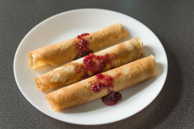 Üstüne ahududu reçeli ile Geleneksel Rus krep.