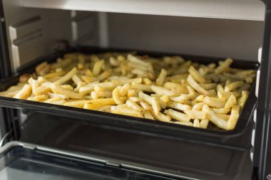 Fırında patates çubukları. Bir fırın içinde patates kızartması.