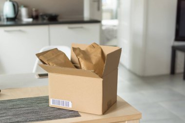 Modern iç mekanlarda açılmış karton.