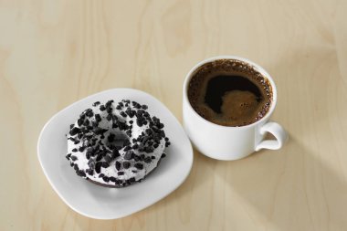 Kahvaltıda kahve ve çörek..