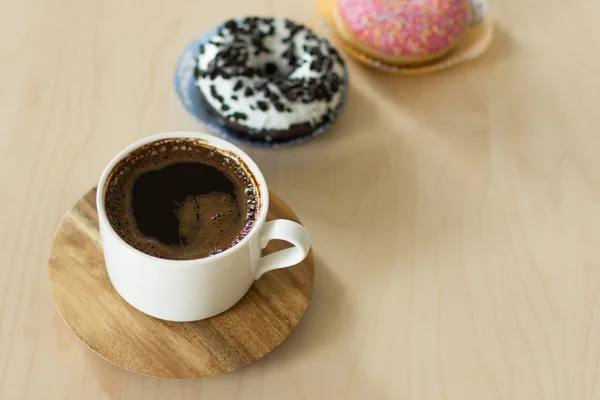 Кофе и пончики на завтрак . — стоковое фото