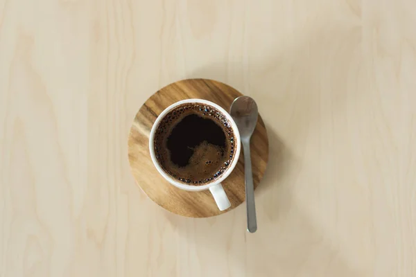 Кофейная чашка и блюдце на деревянном столе. — стоковое фото
