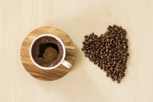 Kaffeetasse und Untertasse auf einem Holztisch. — Stockfoto