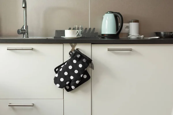 Potholder ve modern mutfak iç bir fırın eldiveni.