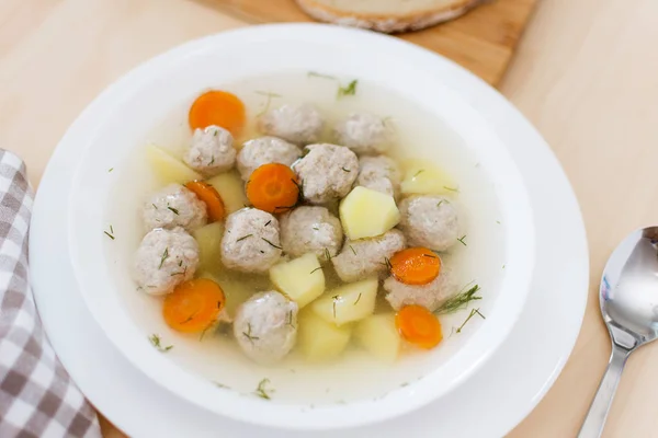 Soep met gehaktballetjes en groenten op het tafelblad. — Stockfoto
