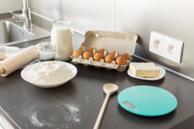 Pişirme için gıda maddeleri: un, yumurta, süt, şeker.