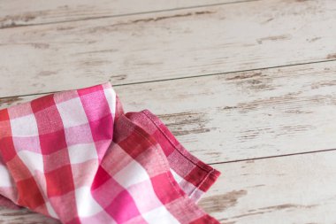 Ahşap arkaplanda kırmızı kareli peçete