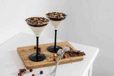 Tatlı, doğranmış çikolata ve fındık ile sütlü çikolata jöle.