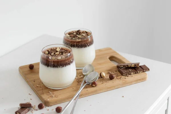 Sobremesa, geleia de chocolate ao leite com chocolate picado e nozes . — Fotografia de Stock