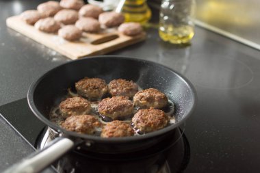 Kıymadan pirzama tavada pişirilir.