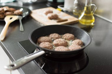 Kıymadan pirzama tavada pişirilir.