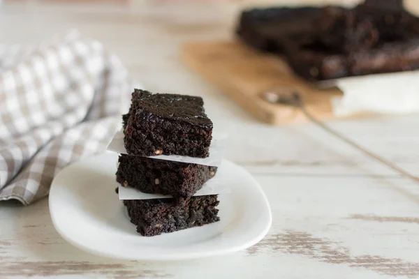 Een stapel chocolade brownies op houten achtergrond. — Stockfoto