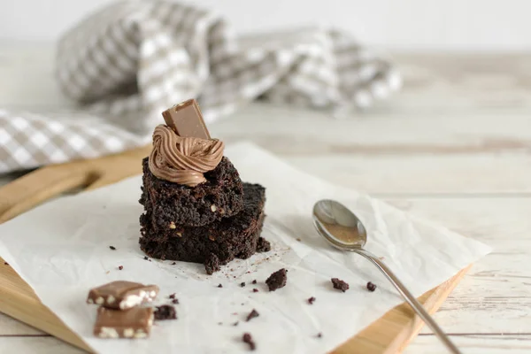 Een stapel chocolade brownies op houten achtergrond. — Stockfoto