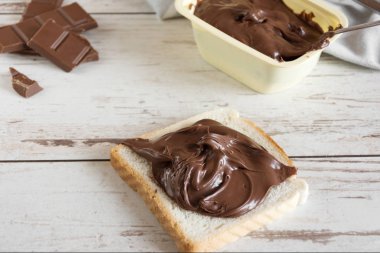 Tabakta çikolata hamuru ile lezzetli tost ekmeği closeup.