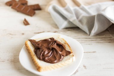 Tabakta çikolata hamuru ile lezzetli tost ekmeği closeup.