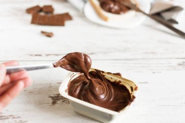 Tabakta çikolata hamuru ile lezzetli tost ekmeği closeup.