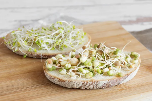 Здоровий вегетаріанський бутерброд з пророщеним насінням . — стокове фото