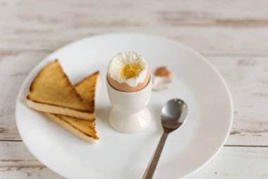 Sert haşlanmış yumurta ve ekmek sandviç bir ahşap masada filizlenmiş tahıl ile.