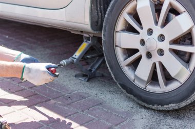 Makinist tekerlek üzerinde bir anahtar ile araba değiştirme.