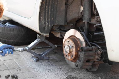 Makinist tekerlek üzerinde bir anahtar ile araba değiştirme.