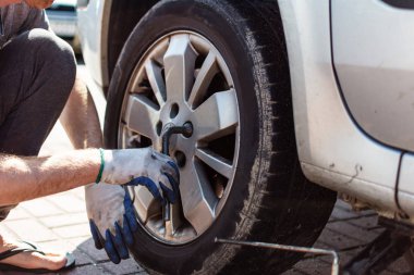 Makinist tekerlek üzerinde bir anahtar ile araba değiştirme.