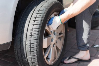 Makinist tekerlek üzerinde bir anahtar ile araba değiştirme.