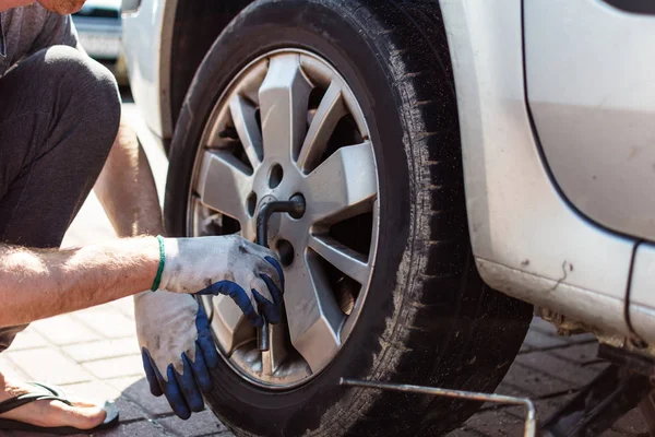 Makinist tekerlek üzerinde bir anahtar ile araba değiştirme.