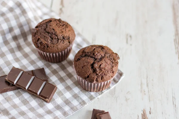 Gewoon gebakken chocolade Muffins. — Stockfoto