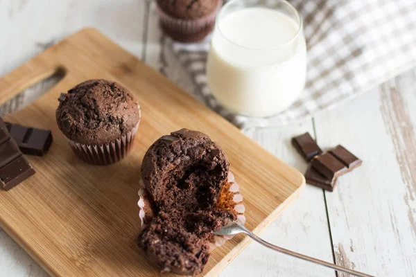 Gewoon gebakken chocolade Muffins. — Stockfoto