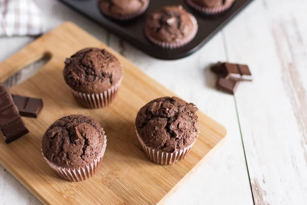 Gerade gebackene Schokoladenmuffins. — Stockfoto