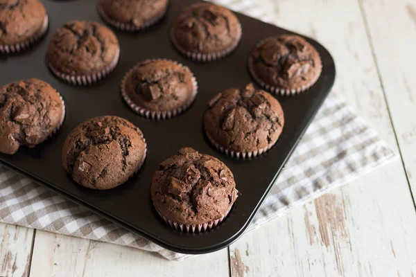 Jen Pečené čokoládové muffiny. — Stock fotografie