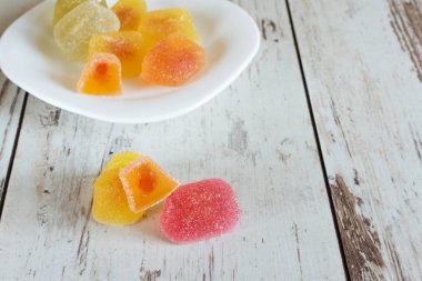 Ahşap arka plan closeup renkli marmelat şekerleri ile Kompozisyon.