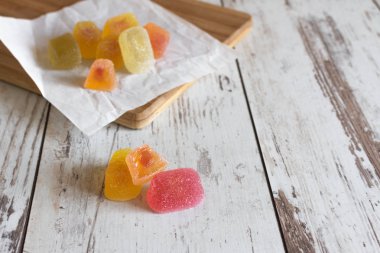 Ahşap arka plan closeup renkli marmelat şekerleri ile Kompozisyon.