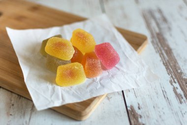 Ahşap arka plan closeup renkli marmelat şekerleri ile Kompozisyon.