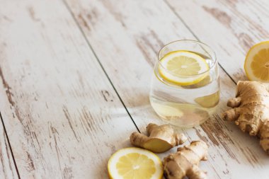 Ahşap arka plan üzerinde sabah limon detoks suyu ile Zencefil.
