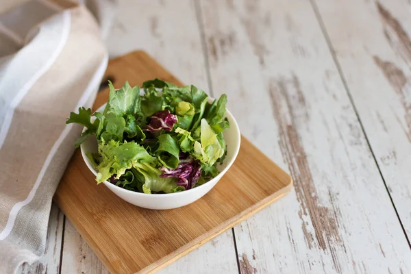 Čerstvý zelený salát se špenátem, rukolou, římským salátem a salátem. — Stock fotografie