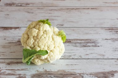 Ahşap arka plan üzerinde taze organik karnabahar.