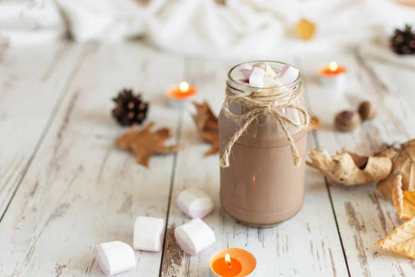 Bebida de cacau de chocolate quente com marshmallows e canela no fundo de madeira . — Fotografia de Stock
