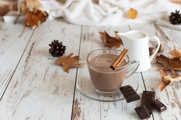 Bebida de chocolate caliente con malvaviscos y canela sobre fondo de madera . —  Fotos de Stock