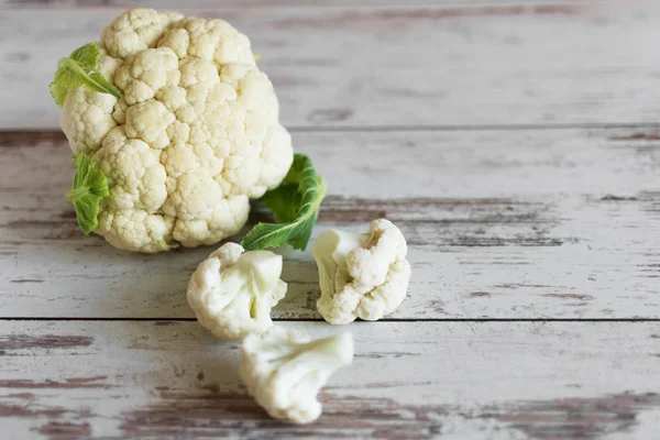 Fresh organic cauliflower on wooden background. — Stock Photo, Image