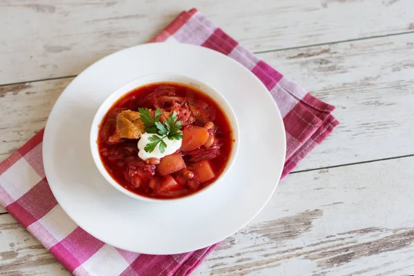 Rode biet soep. Traditionele Oekraïense en Russische keuken, soep gekookt met bieten en tomaten. — Stockfoto