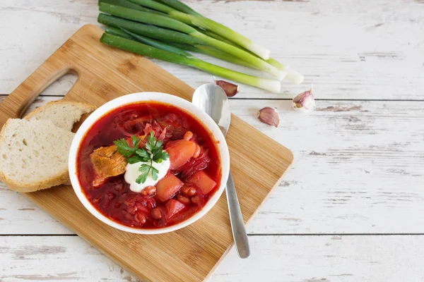 Rode biet soep. Traditionele Oekraïense en Russische keuken, soep gekookt met bieten en tomaten. — Stockfoto