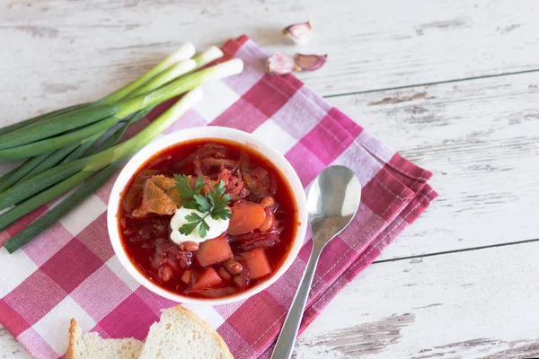 Rode biet soep. Traditionele Oekraïense en Russische keuken, soep gekookt met bieten en tomaten. — Stockfoto