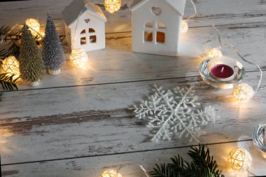 Noel veya Yeni Yıl dekorasyon arka plan: kürk ağacı dalları, noel ışıkları, kopya alanı ile mumlar.