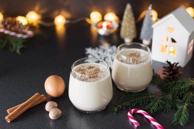Taze eggnog tarçın ve hindistan cevizi ile noel tatili için.
