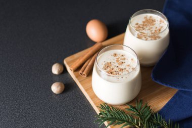 Taze eggnog tarçın ve hindistan cevizi ile noel tatili için.