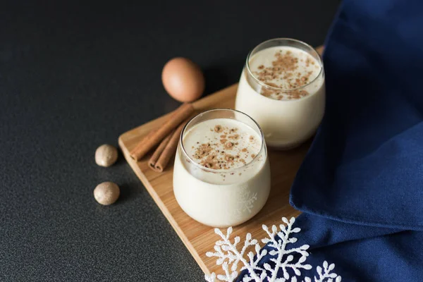 Frischer Eierlikör mit Zimt und Muskatnuss zum Weihnachtsfest. — Stockfoto