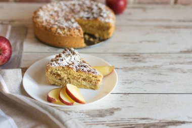 Ev yapımı rendelenmiş elmalı turta. Yemeye hazır tatlı.